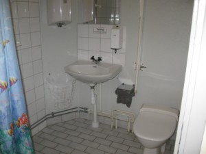 Die sanitären Anlagen im Freizeithaus für Gruppen Bovik Lägergård in Schweden.