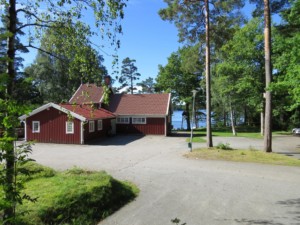 Das schwedische Gruppenhaus Bovik Lägergård mitten in der Natur.