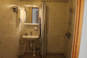 Das Badezimmer im Gruppenhaus Gläntan in Schweden.