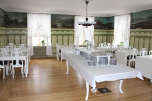 Speisesaal vom schwedischen Gruppenhaus Kåfalla Herrgård am See für Kinderfreizeiten