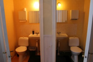 Sanitärbereich im schwedischen Gruppenhaus Kåfalla Herrgård am See für Jugendfreizeiten