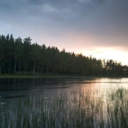 Umgebung vom schwedischen Freizeitheim Kåfalla Herrgård am See für Jugendfreizeiten