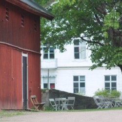 großes Außengelände des schwedischen Gruppenhauses am See Vägsjöförs Herrgård