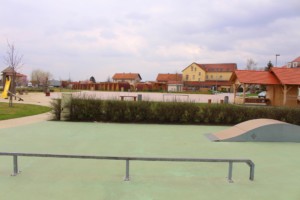 Ein Skatebereich am Gruppenhaus Ljutomehr in Slowenien.