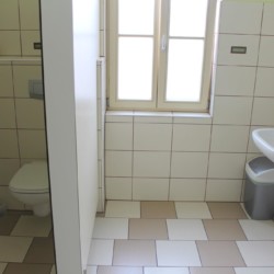 Die Sanitäranlagen im slowenischen Gruppenhaus Ljutomer.