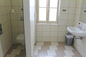 Die Sanitäranlagen im slowenischen Gruppenhaus Ljutomer.
