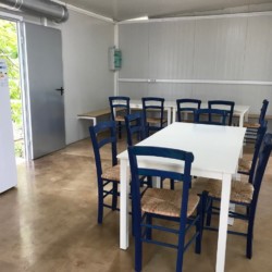 GRC2 Frühstücksraum im griechischen Feriencamp Strandlodge direkt am Mittelmeer für Menschen mit Behinderung