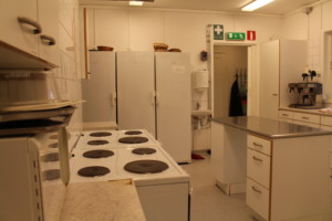 Die Küche für Selbstversorger im Gruppenhaus Ängögården in Schweden