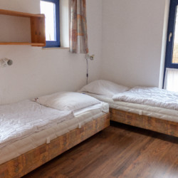 Ein Schlafzimmer im Freizeithaus Greifswalder Bucht in Deutschland an der Ostsee
