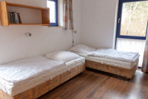 Ein Schlafzimmer im Freizeithaus Greifswalder Bucht in Deutschland an der Ostsee