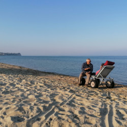 GRC2 Strand am griechischen Feriencamp Strandlodge direkt am Mittelmeer für Menschen mit Behinderung