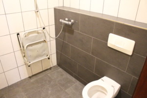 Barrierefreie sanitäre Anlagen im niederländischen Freizeithaus Het Lohr.