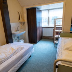 Schlafzimmer im niederländischen Gruppenhaus Boerschop für behinderte Menschen und Rollstuhl-Fahrer
