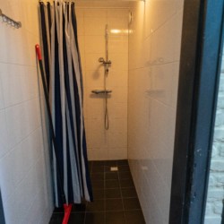 Ebenerdige Dusche im behindertengerechten Gruppenhaus Boerschop in den Niederlanden