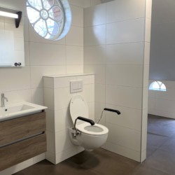 Rolligerechtes Badezimmer im behindertengerechten Gruppenhaus Boerschop in den Niederlanden