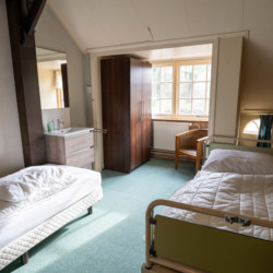 Modernes Schlafzimmer im niederländischen Ferienhaus Boerschop für Menschen mit Handicap.