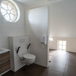 Handicap-Badezimmer im behindertengerechten Freizeithaus Boerschop in den Niederlanden.