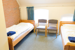Ein Schlafzimmer mit Einzelbetten im niederländischen Gruppenhaus De Boerschop.