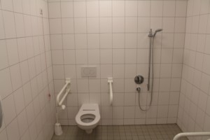 Barrierefreie sanitäre Anlagen mit WC im dänischen Gruppenhaus Tydal für integrative Freizeiten.