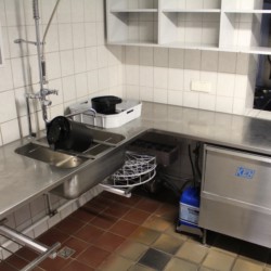 Küche für Selbstverpflegergruppen im dänischen Gruppenhaus Tydal für Kinder und Jugendreisen.