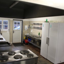 Küche mit Küchengeräten für Selbstverpflegergruppen im dänischen Freizeitheim Tydal für Sommerlager.