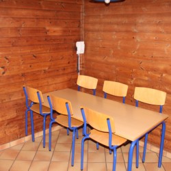 Ein Gruppenraum mit Tisch und Stühlen im dänischen Gruppenheim Tydal für Kinder und Jugendfreizeiten.