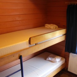 Schlafzimmer mit Etagenbett im dänischen Freizeitheim Tydal für Kinder und Jugendreisen.