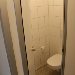 Sanitäre Anlagen mit WC im dänischen Gruppenhaus Tydal für Kinder und Jugendreisen.