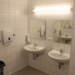 Sanitäre Anlagen mit Waschbecken im dänischen Freizeithaus Tydal für barrierefreie Gruppenreisen.