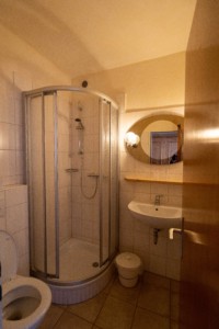 Badezimmer im Winterberger Tor im Sauerland für behinderte Menschen und Rollstuhlfahrer