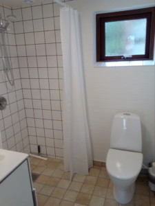 Badezimmer im dänischen Freizeitheim Skovly Langeland für Jugendfreizeiten