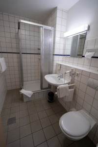 Badezimmer im Freizeithaus Fit Hotel Much - Bergisches Land*** in Deutschland.