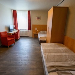 Barrierefreies Doppelzimmer im FUT Hotel Much für behinderte Menschen