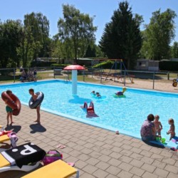 Schwimmbad am Gruppenhaus Heidegaard für Menschen mit Behinderung und Rollstuhlfahrer in den Niederlanden