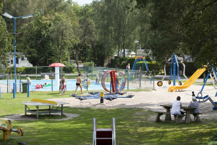 Schwimmbad am Gruppenhaus Heidegaard für behinderte Meschen in den Niederlanden