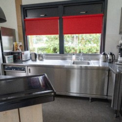 Küche im barrierefreien Gruppenhaus in den Niederlanden für Behinderte und Rollstuhlfahrer