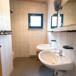 Badezimmer im Gruppenhaus Forsthaus Eggerode im Harz in Deutschland für Kinderfreizeiten