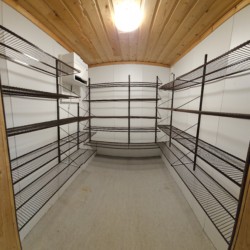 Großer Kühlraum in der Profiküche im Gruppenhaus Gausdal in Norwegen für große Gruppen.