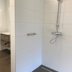 Barrierefreies Badezimmer im Gruppenhaus Regge für behinderte Menschen in den Niederlanden