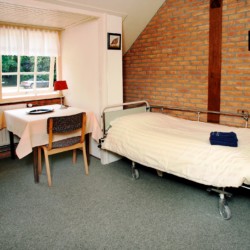 Ein Schlafzimmer mit Pflegebett im Freizeitheim De Regge in den Niederlanden.