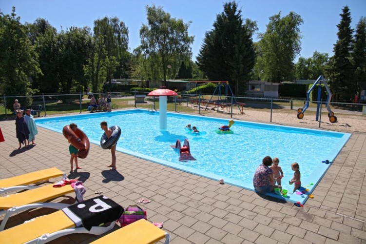 Pool am barrierefreien Gruppenhaus Heideheuvel in den Niederlanden für Rollstuhlfahrer und Behinderte