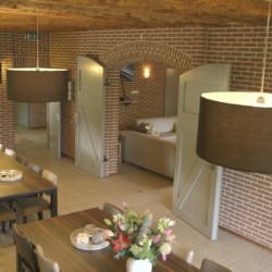 Ein schöner Speisesaal im handicapgerechten niederländischen Gruppenhaus Hooiberg für Menschen mit Behinderung.