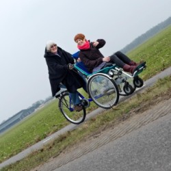 NLHO_7X_3 Mit Rollstuhl unterwegs im handicapgerechten niederländischen Gruppenhaus Hoeve/Schuurherd für Menschen mit Behinderung.