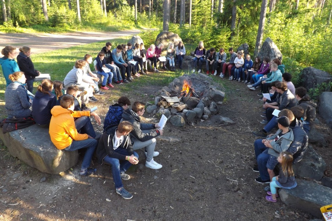 Andacht im Freizeitheim Vanamola am Lagerfeuer in Finnland