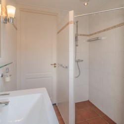 Badezimmer im Gruppenhaus De Eek für behinderte Menschen in den Niederlanden