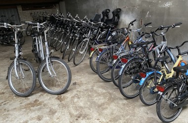 Fahrräder im barrierefreien Gruppenhaus für behinderte Menschen in den Niederlanden