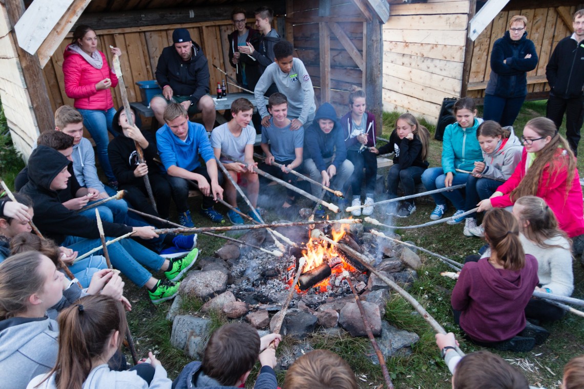 Stockbrot, Gruppenreise in Schweden am Lagerfeuer