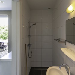 Badezimmer im barrierefreien Gruppenhaus für Behinderte und Rollstuhlfahrer in den Niederlanden
