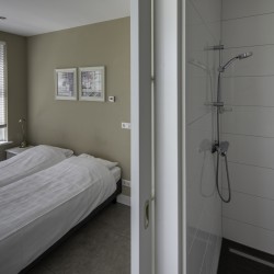 Schlafzimmer im barrierefreien Gruppenhaus für Behinderte und Rollstuhlfahrer in den Niederlanden