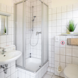 Behindertengerechtes Badezimmer im Ferienhaus am See in Deutschland für Rollstuhlfahrer